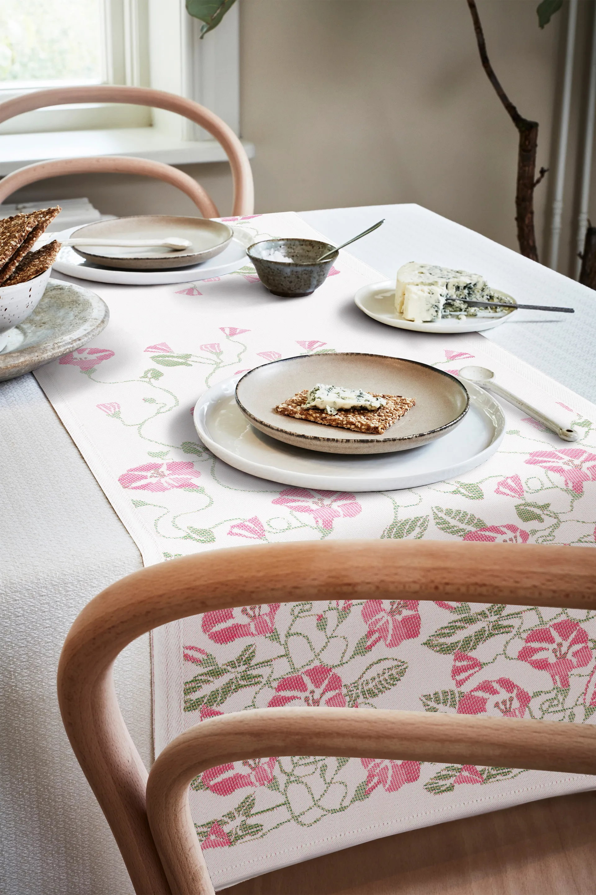 Åkervinda table runner 35x120 cm, Pink Ekelund Linneväveri