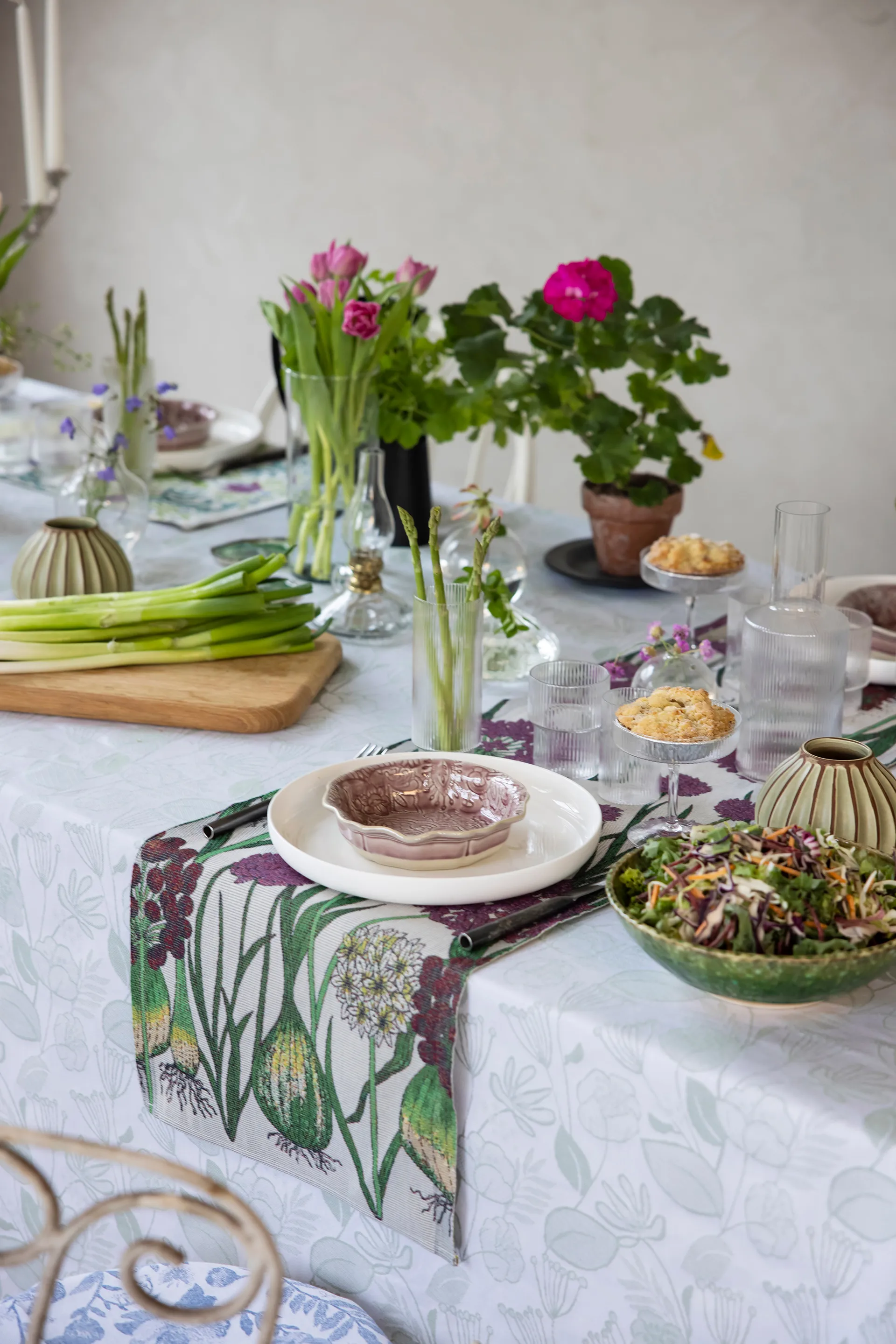 Allium table runner 35x120 cm, Multi Ekelund Linneväveri
