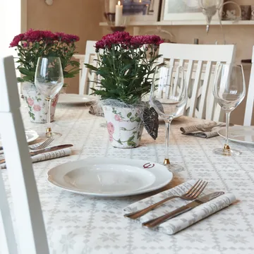 Åttebladrose table cloth beige - 150x260 cm - Ekelund Linneväveri