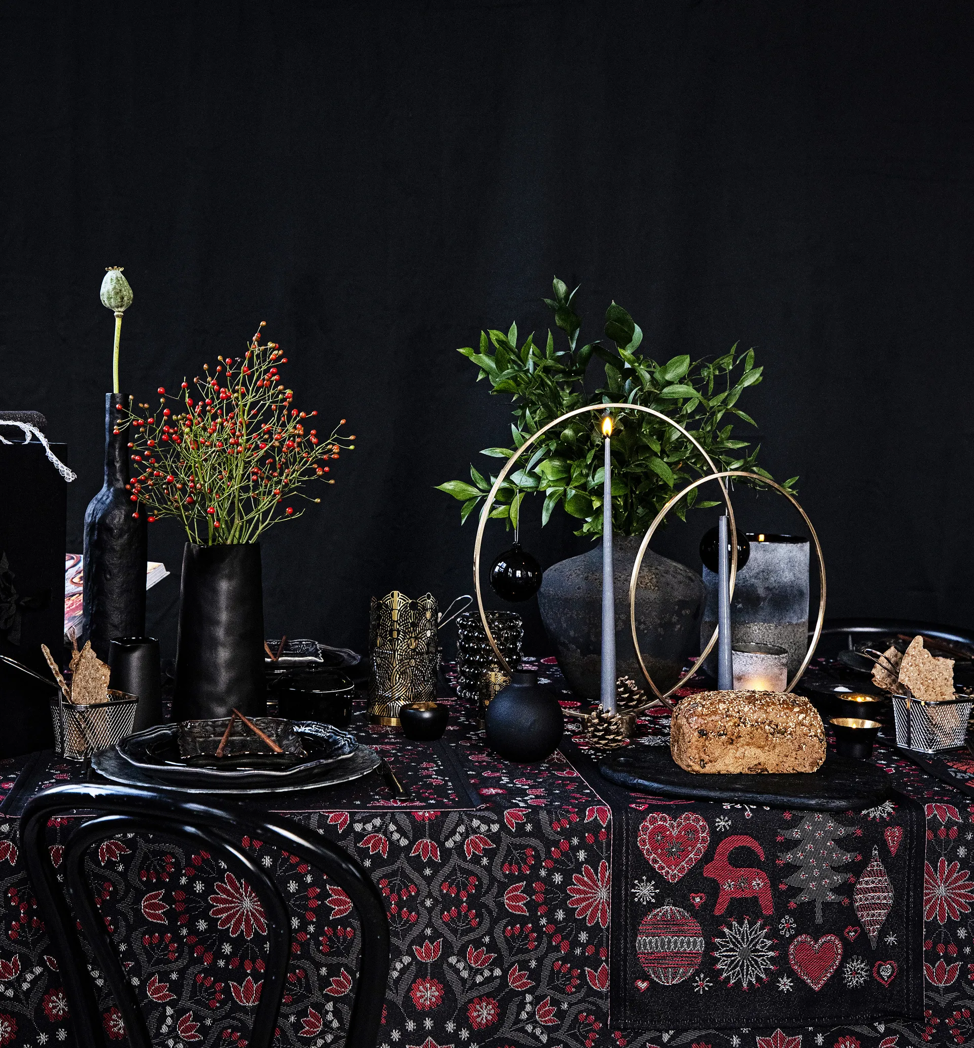 Betty's jul tablecloth 145x250 cm, Red-black Ekelund Linneväveri