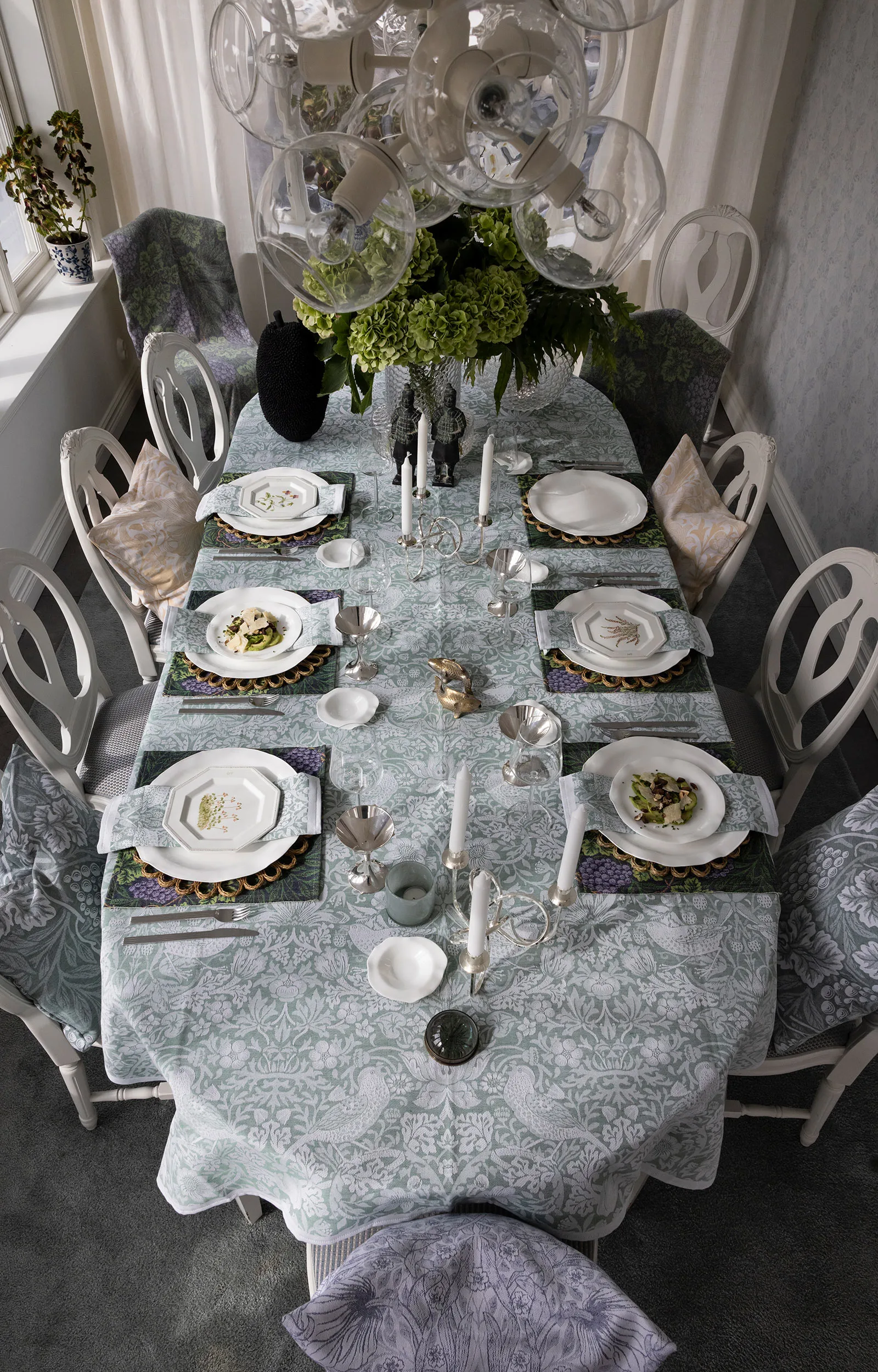 Strawberry Thief tablecloth 150x250 cm, Green Ekelund Linneväveri