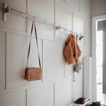 Nostalgi Hook rack - Brass, white stand - Essem Design