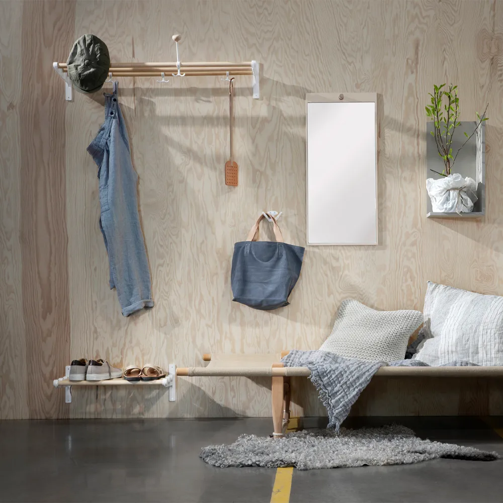Nostalgi Shoe or hat shelf, Brass, white stand Essem Design