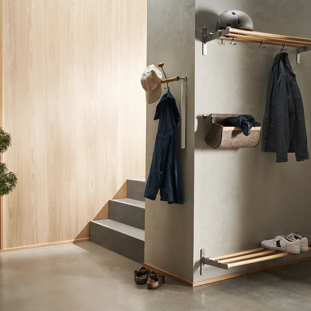 Nostalgi Shoe or hat shelf, Copper, black stand Essem Design