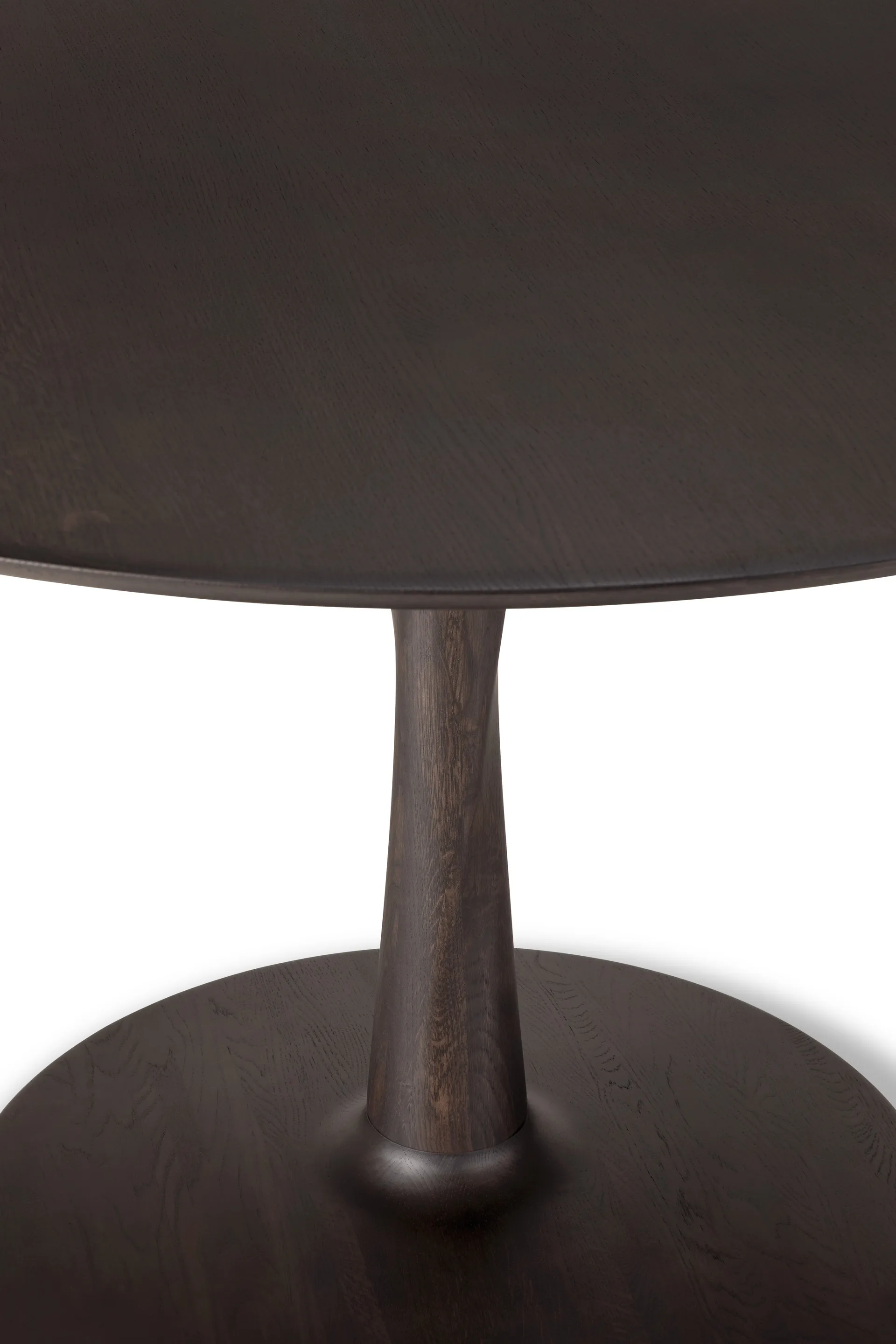 Torsion dining table, Brown lacquered oak, Ø90 cm Ethnicraft