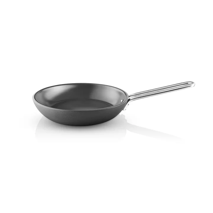 Professional Laser Titanium Slip-Let frying pan - Black, Ø24 cm - Eva Solo