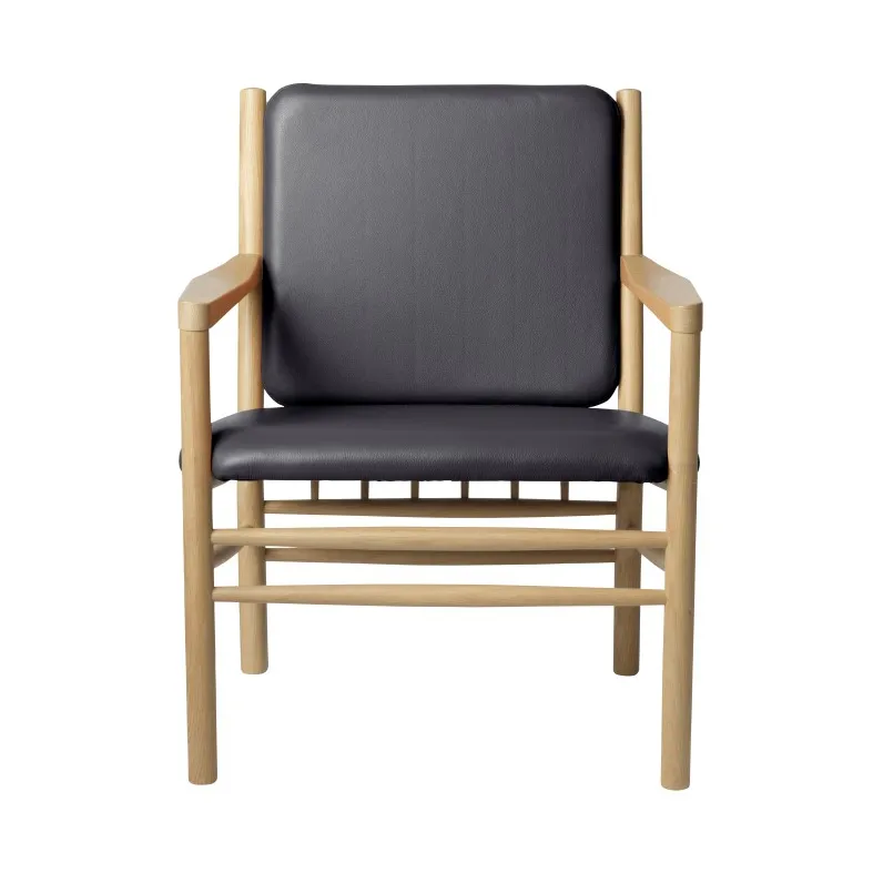 J147 armchair, Oak nature lacquered-black leather FDB Møbler