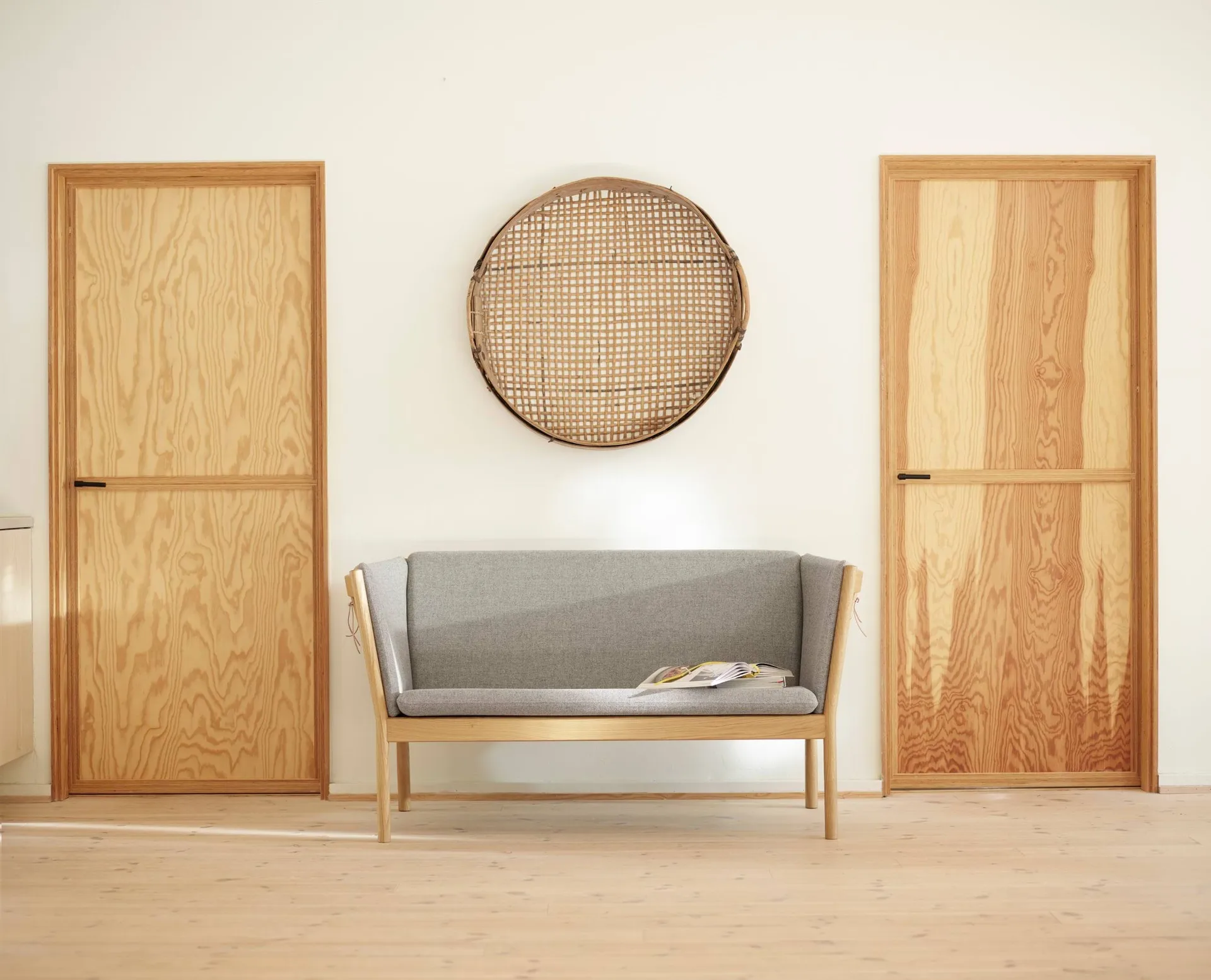 J149 sofa, Fabric red-lacquered oak, 3-seater FDB Møbler