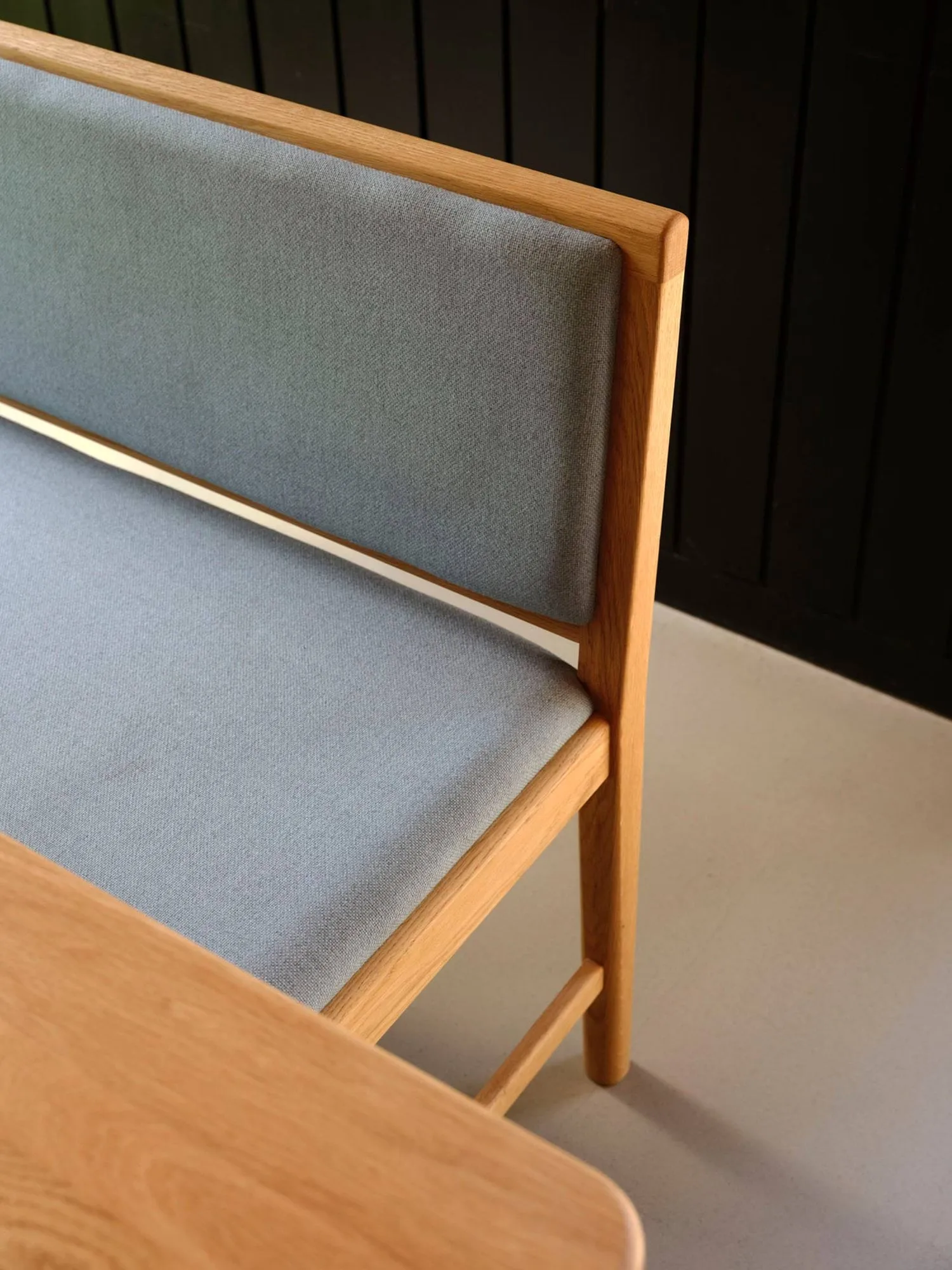 J176 Sønderborg bench, Lacquered oak-Ploegwool blue FDB Møbler