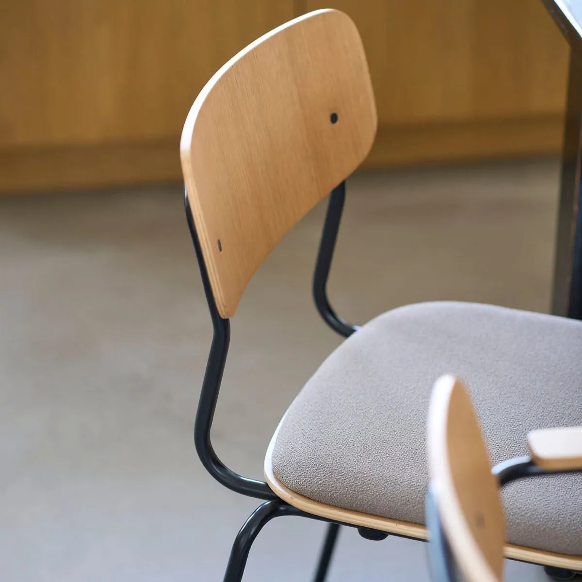 J182 Holmen chair, Oak veneer-black legs-taupe FDB Møbler