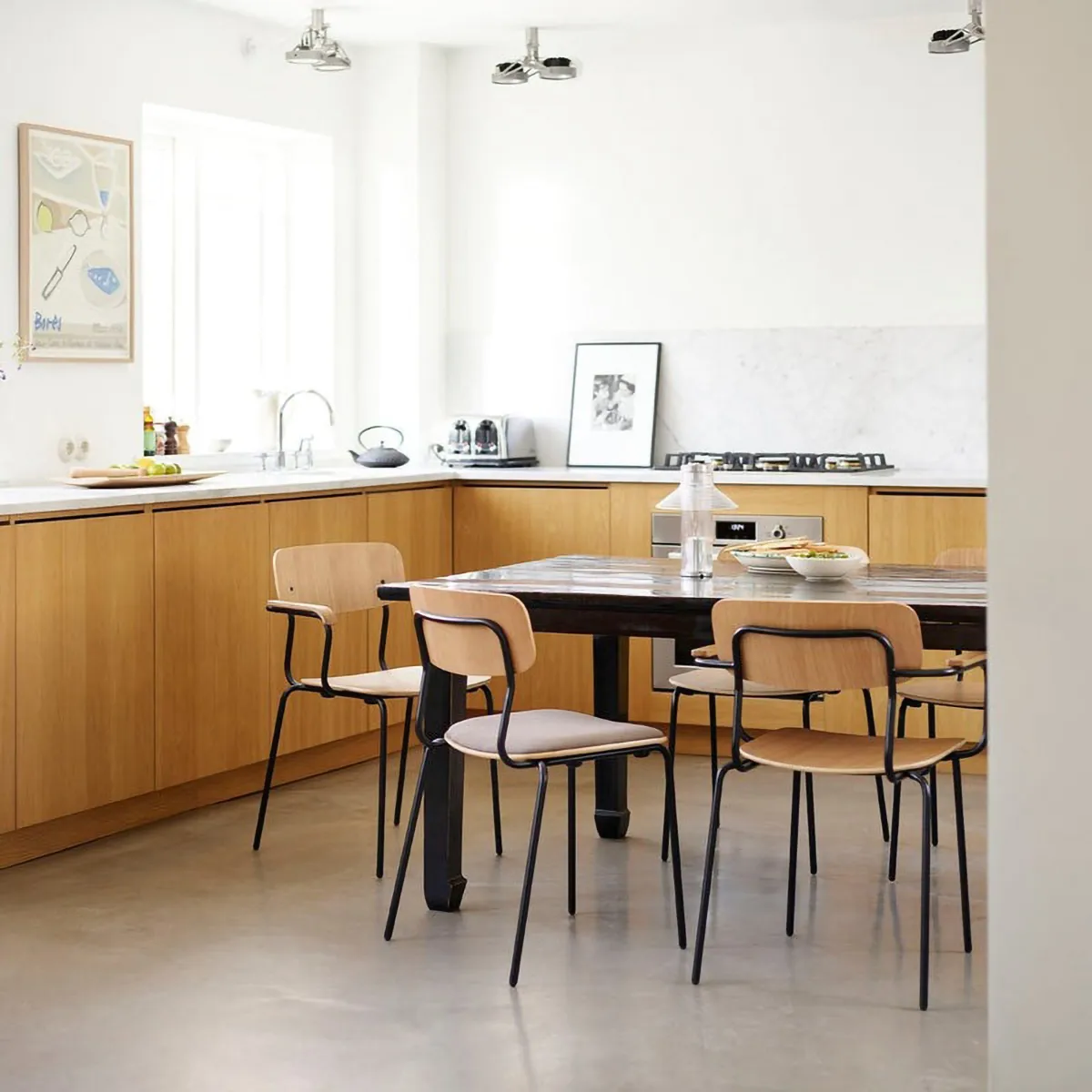 J182 Holmen chair, Oak veneer-black legs-taupe FDB Møbler