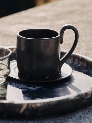 Flow mug with saucer 25 cl - Black - Ferm Living