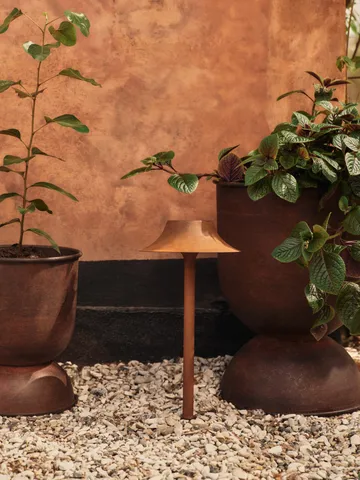 Hourglass flower pot small Ø30 cm - Rust - Ferm Living