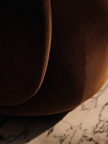 Rico lounge chair swivel - Devoré velvet-Rust - Ferm Living
