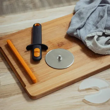 Functional Form pizza cutter - Black, with blade guard - Fiskars