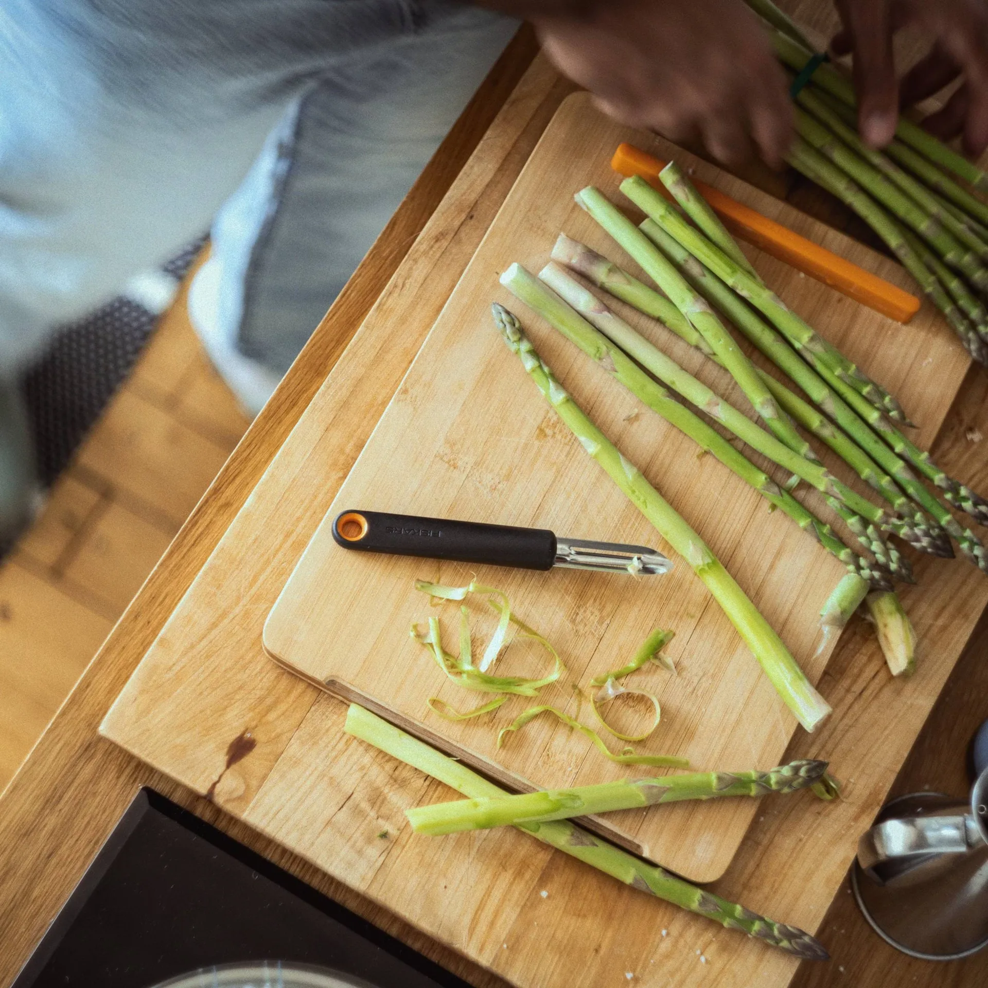 Functional Form vegetable peeler, Black, fixed blade Fiskars