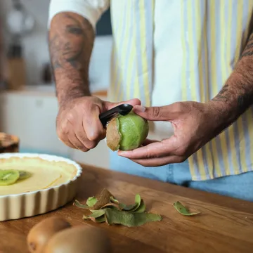 Functional Form vegetable peeler - Black fruit peeler, pivoting blade - Fiskars