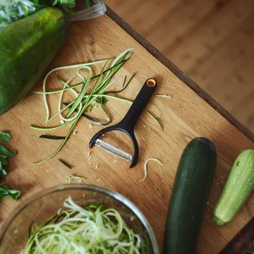 Functional Form vegetable peeler - Black, julienne peeler, Y-shaped - Fiskars