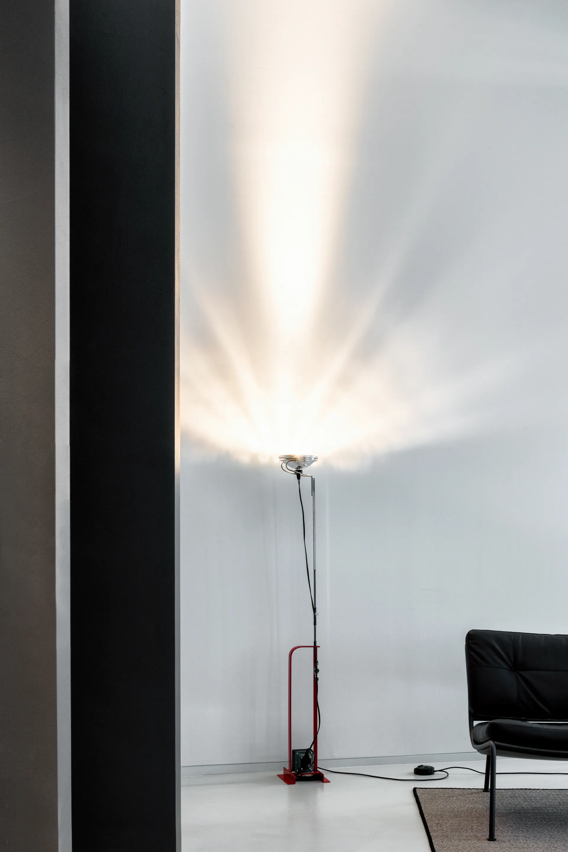 Toio LED floor lamp - Red (GB),  Flos