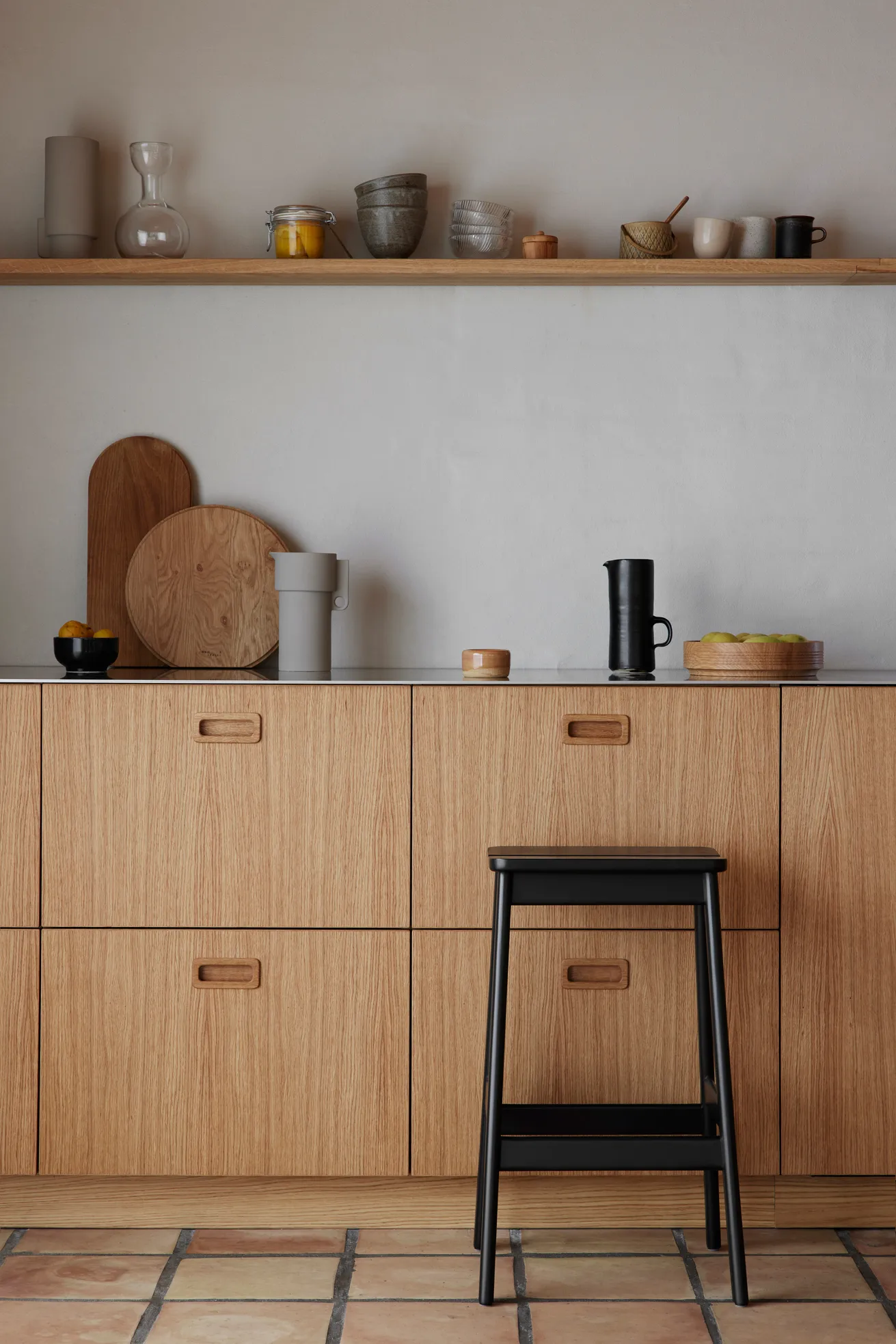 Angle Standard bar stool 65 cm, Black Form & Refine
