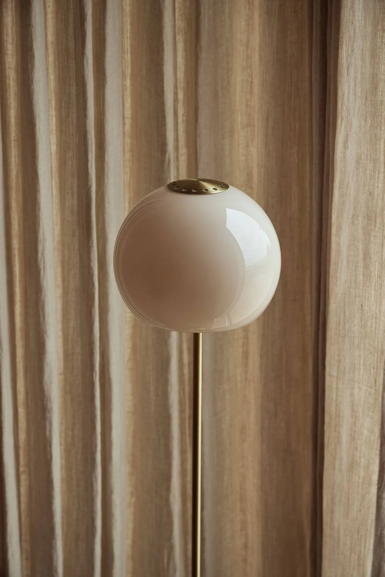 Ball glass floor lamp, Sand grey, 130 cm Frandsen