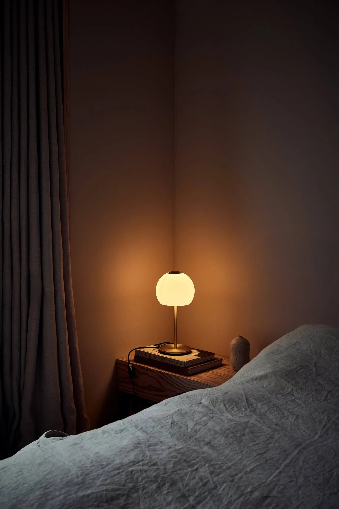 Ball glass table lamp, Sand Grey, Ø18 cm Frandsen