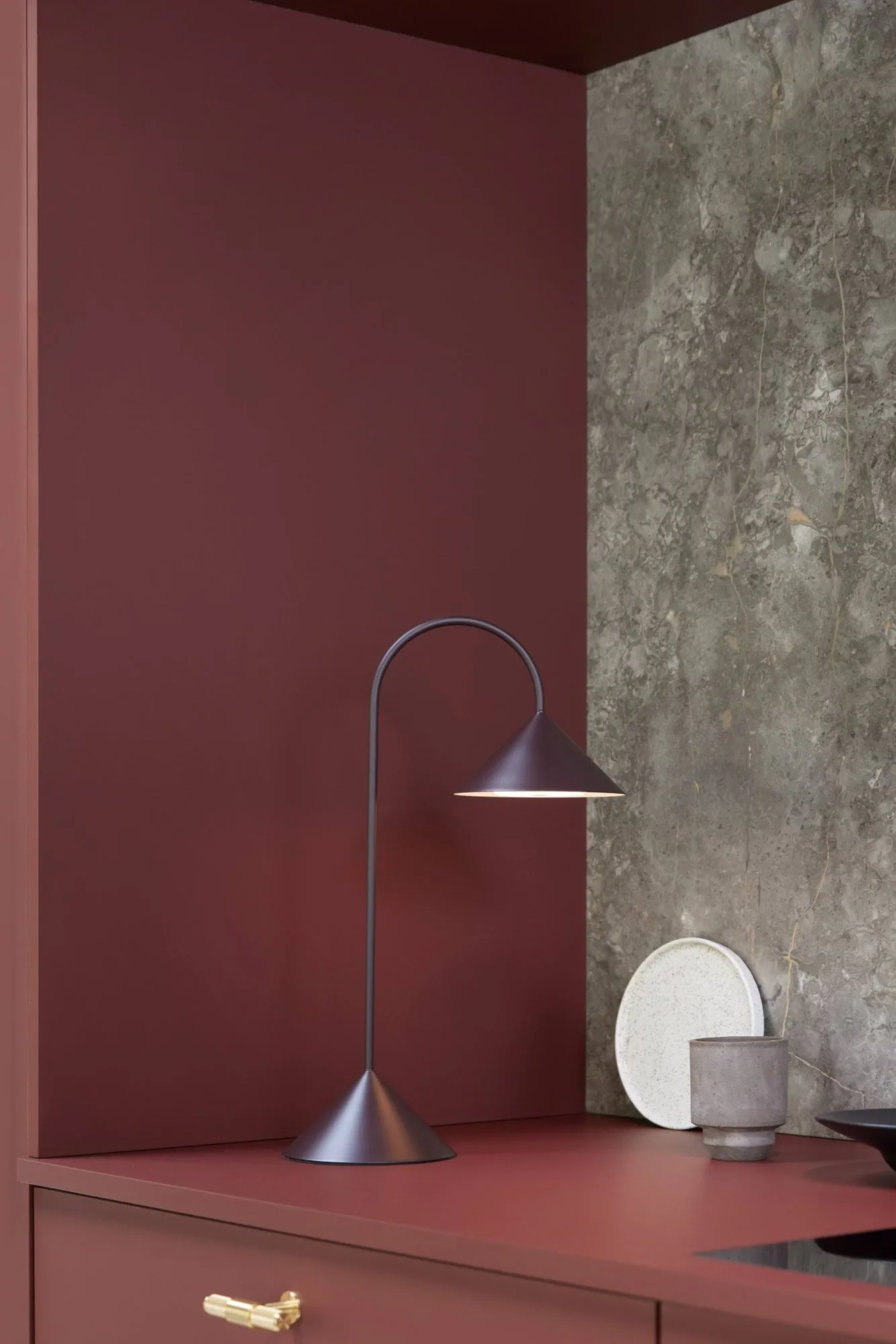 Grasp portable table lamp, Matt Beetroot, 47 cm Frandsen