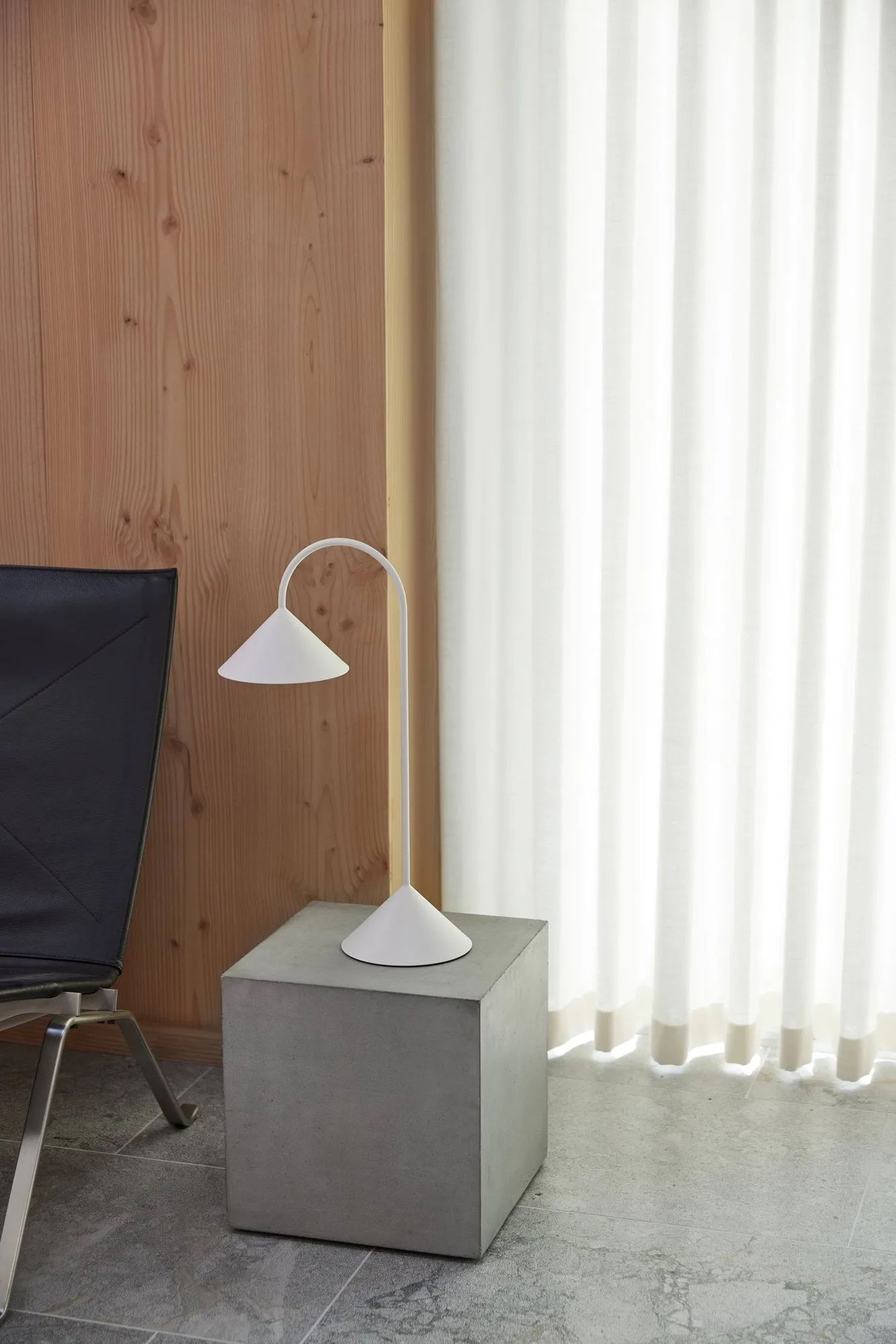 Grasp portable table lamp, Matt White, 47 cm Frandsen