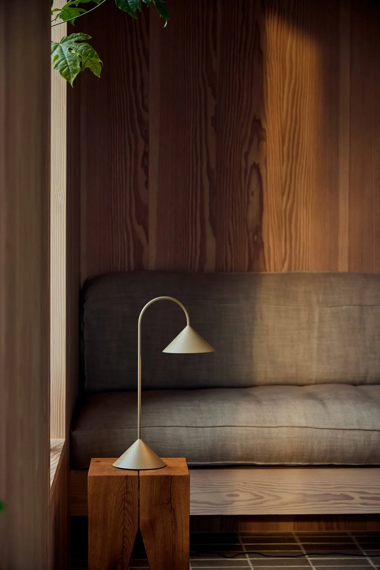 Grasp portable table lamp, Sand Grey, 47 cm Frandsen
