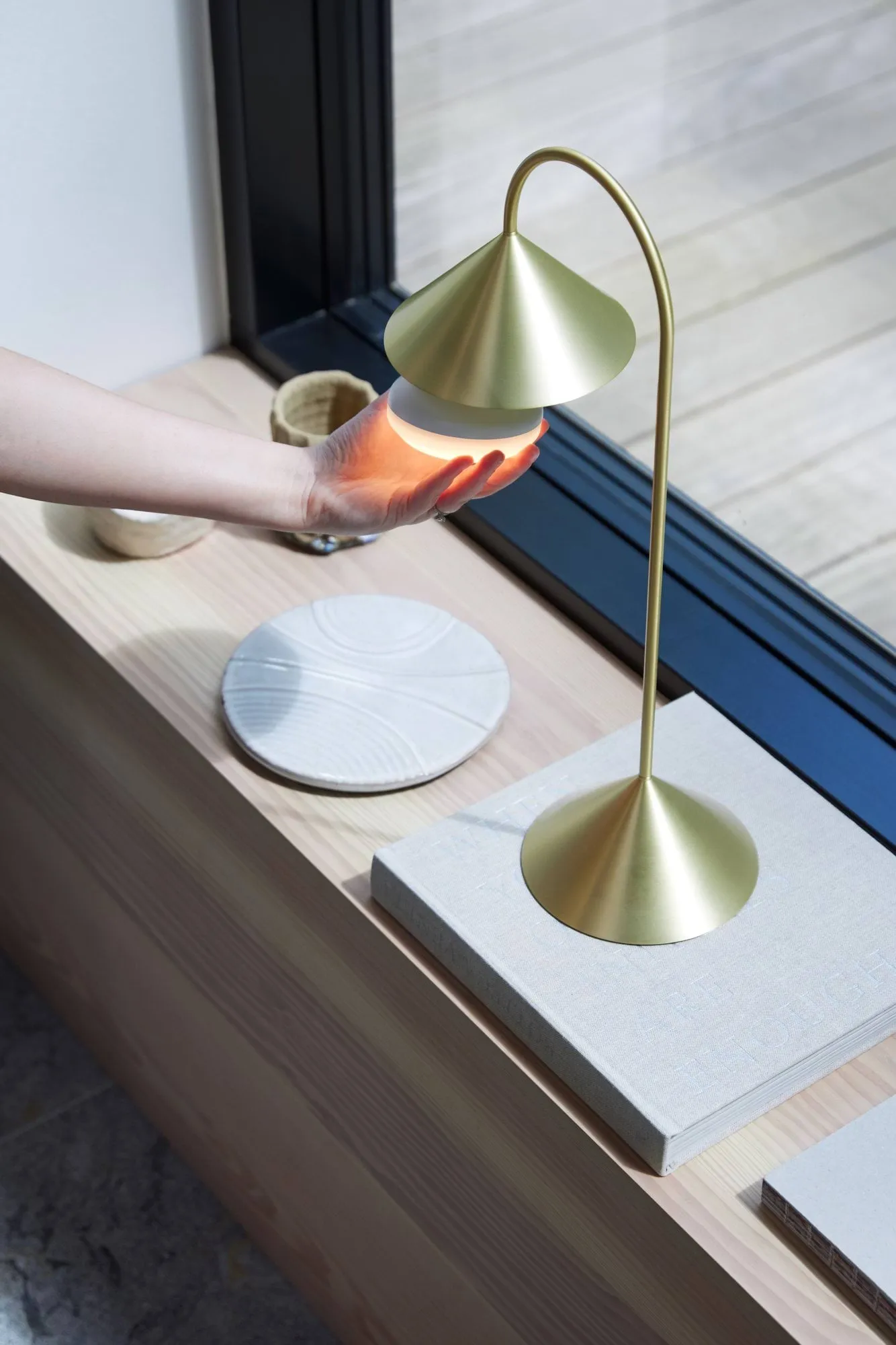Grasp portable table lamp, Solid brass, 47 cm Frandsen