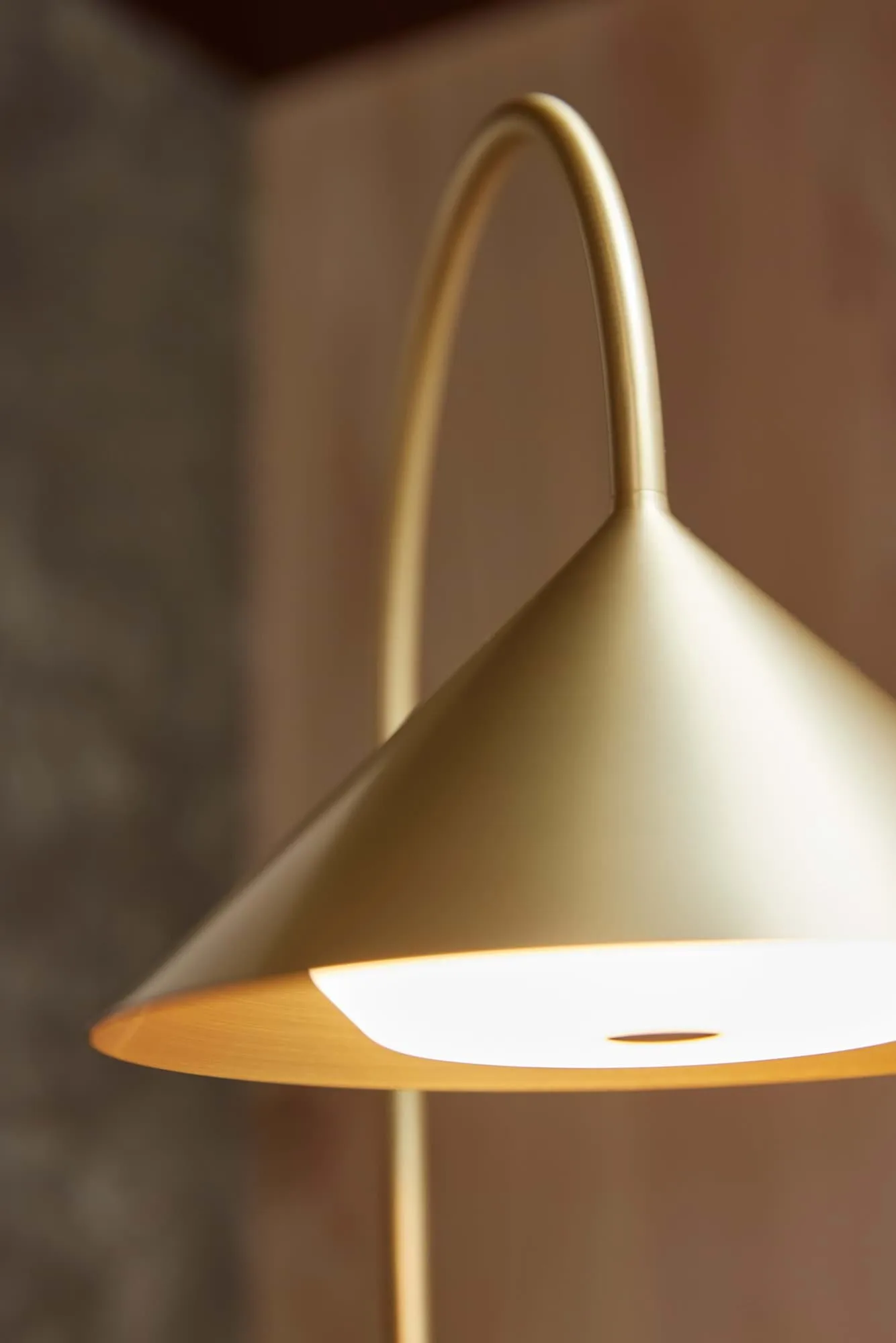 Grasp portable table lamp, Solid brass, 72 cm Frandsen