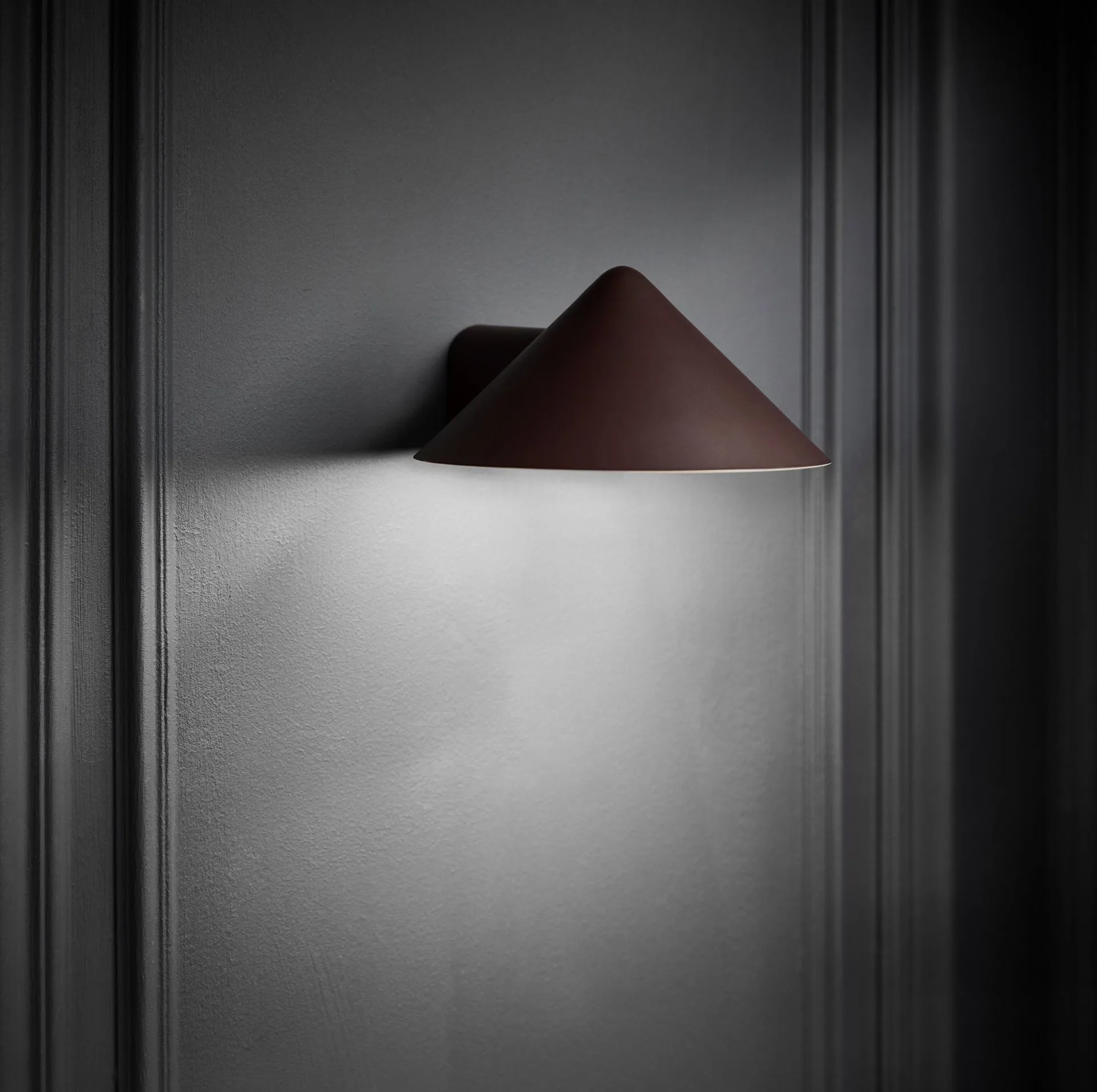 Grasp wall lamp, Matt Beetroot Frandsen