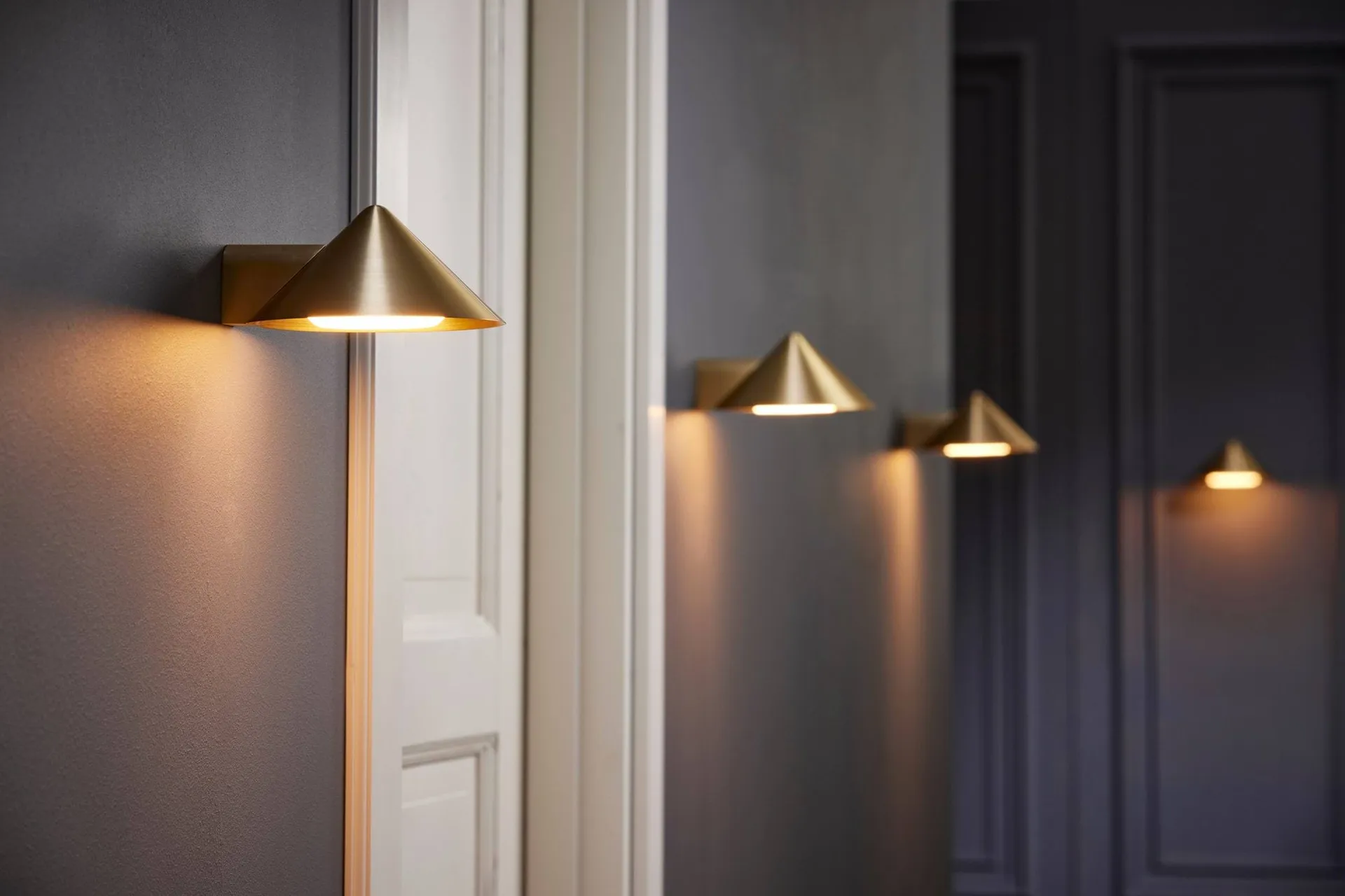 Grasp wall lamp, Solid brass Frandsen