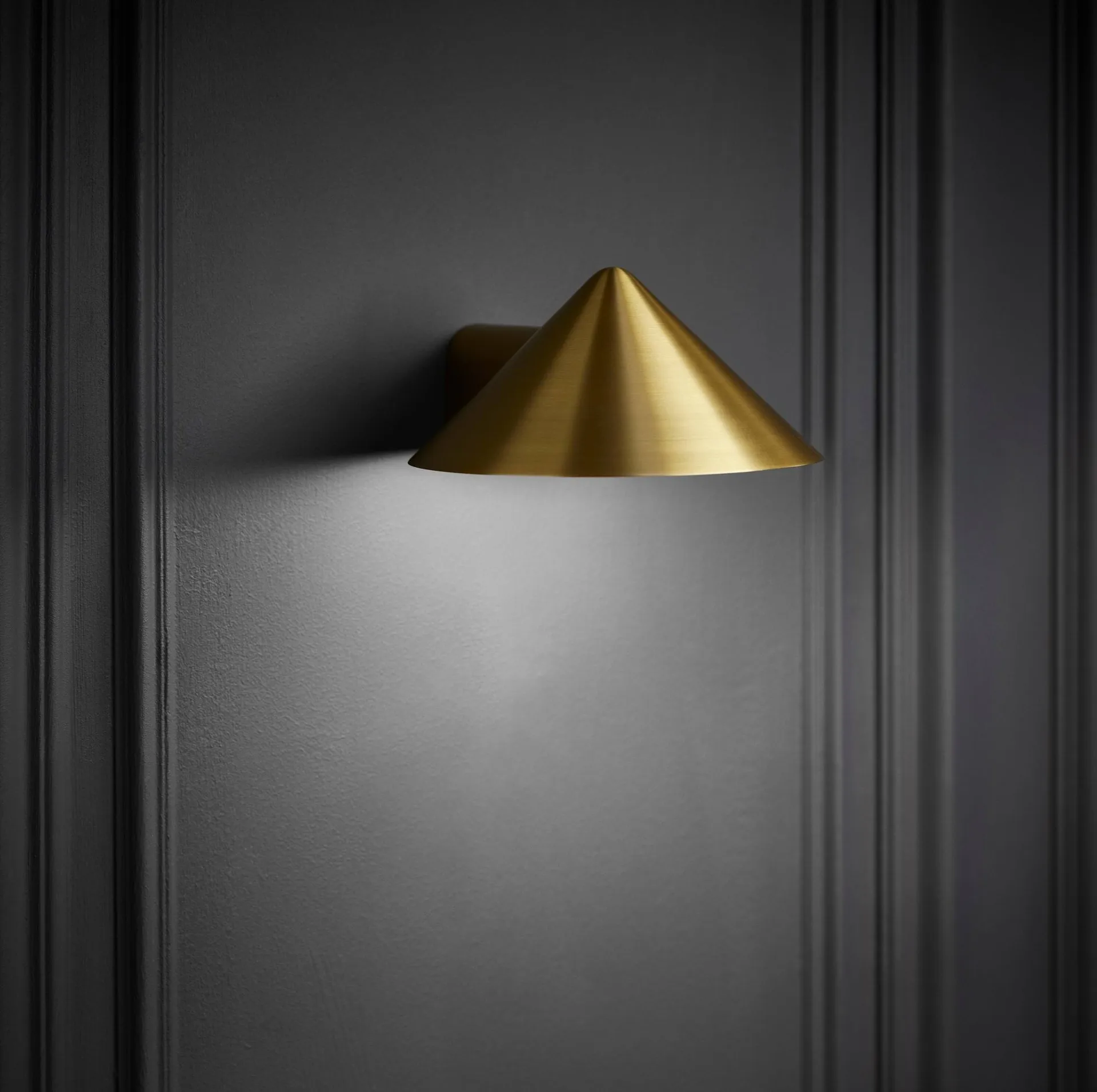 Grasp wall lamp, Solid brass Frandsen