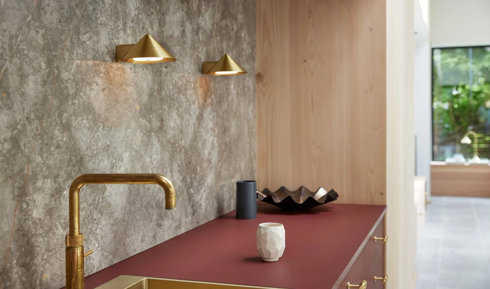 Grasp wall lamp, Solid brass Frandsen