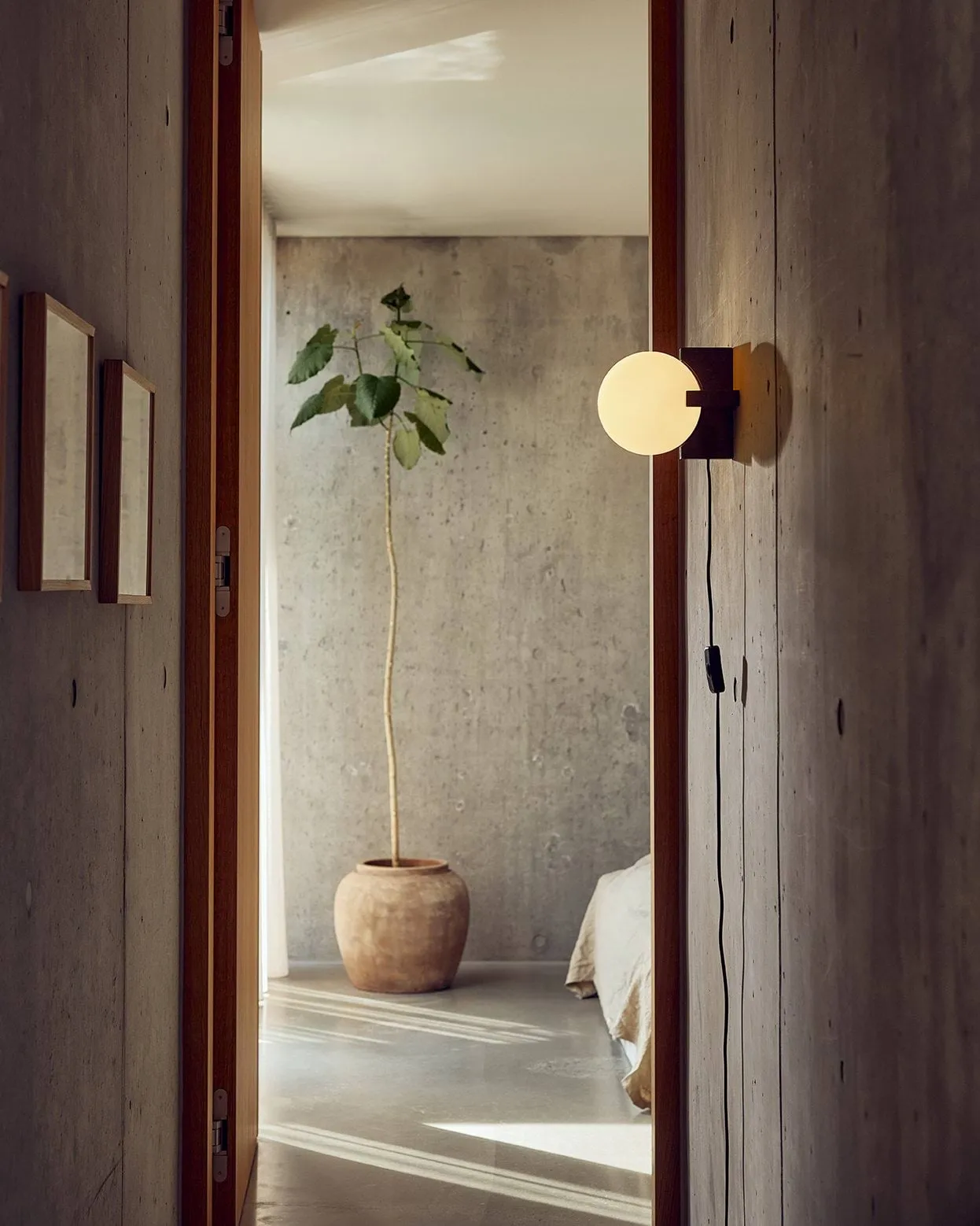 Hito table/wall lamp, Black-white Frandsen