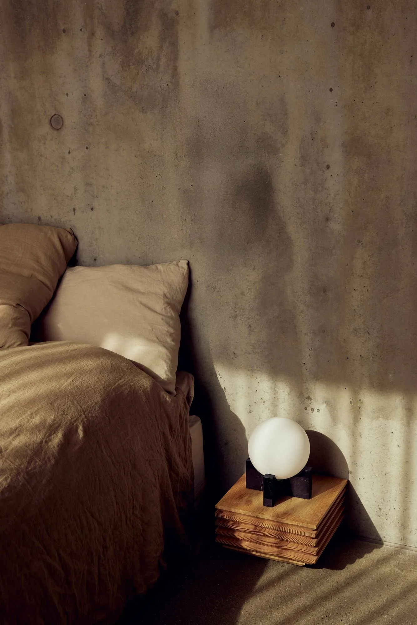 Hito table/wall lamp, Black-white Frandsen