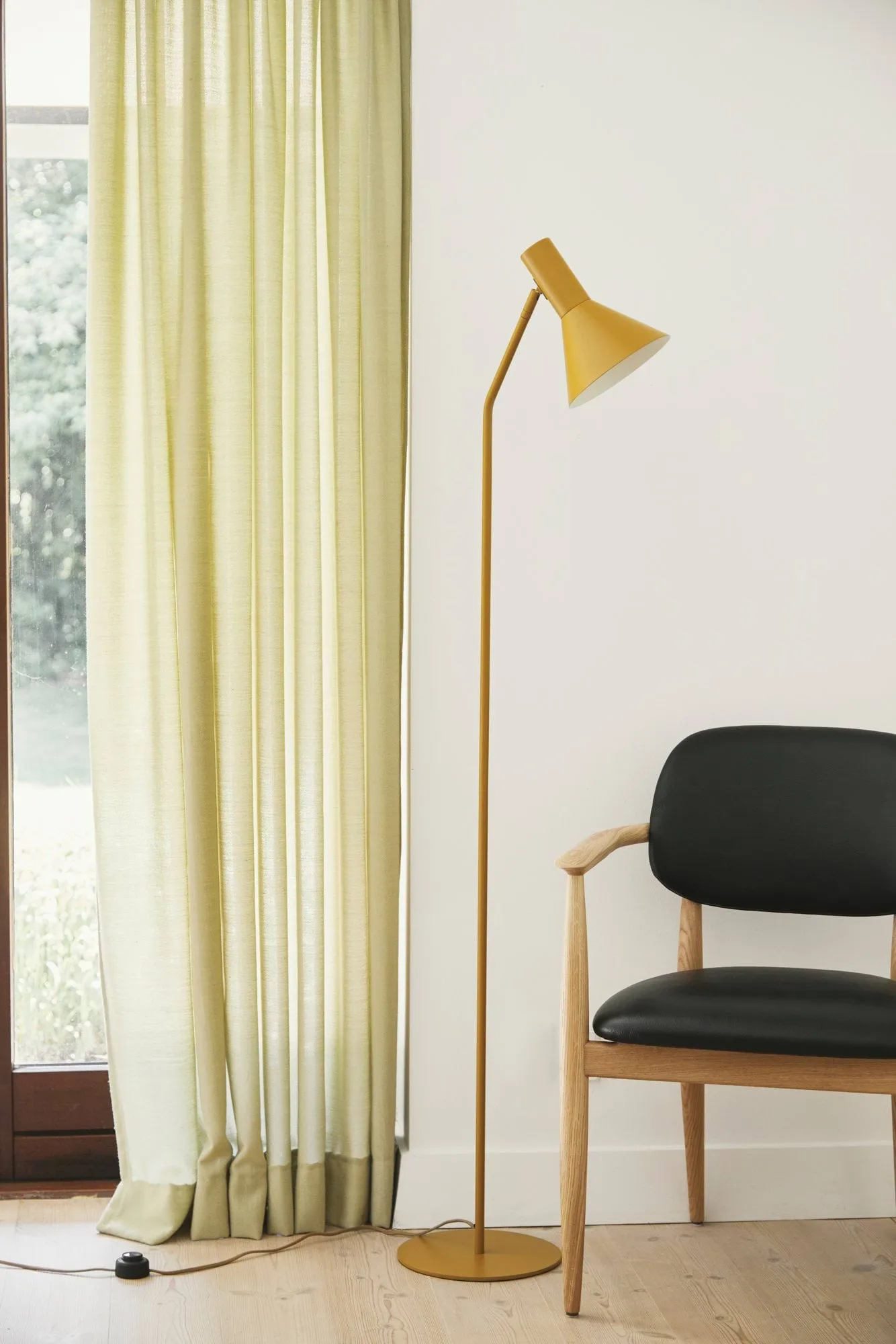 Lyss floor lamp, Matt almond, 150 cm Frandsen