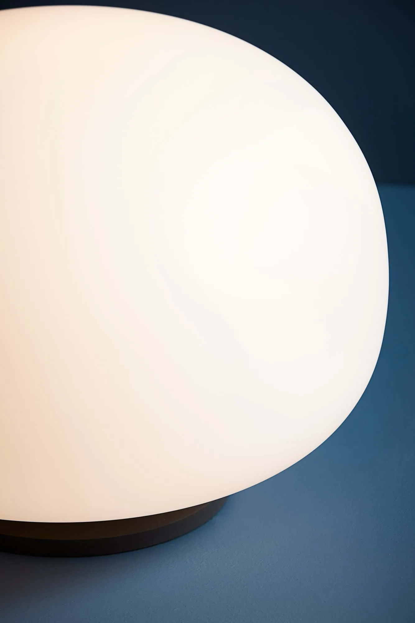 Supernate table lamp, Opal white-black, Ø38 cm Frandsen