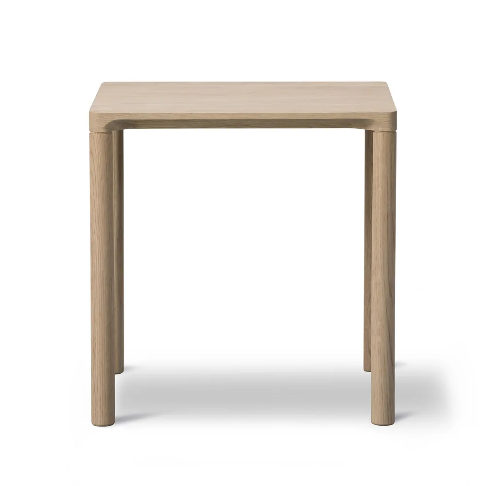 Piloti 6705 side table, Lacquered oak-height 35 cm Fredericia Furniture
