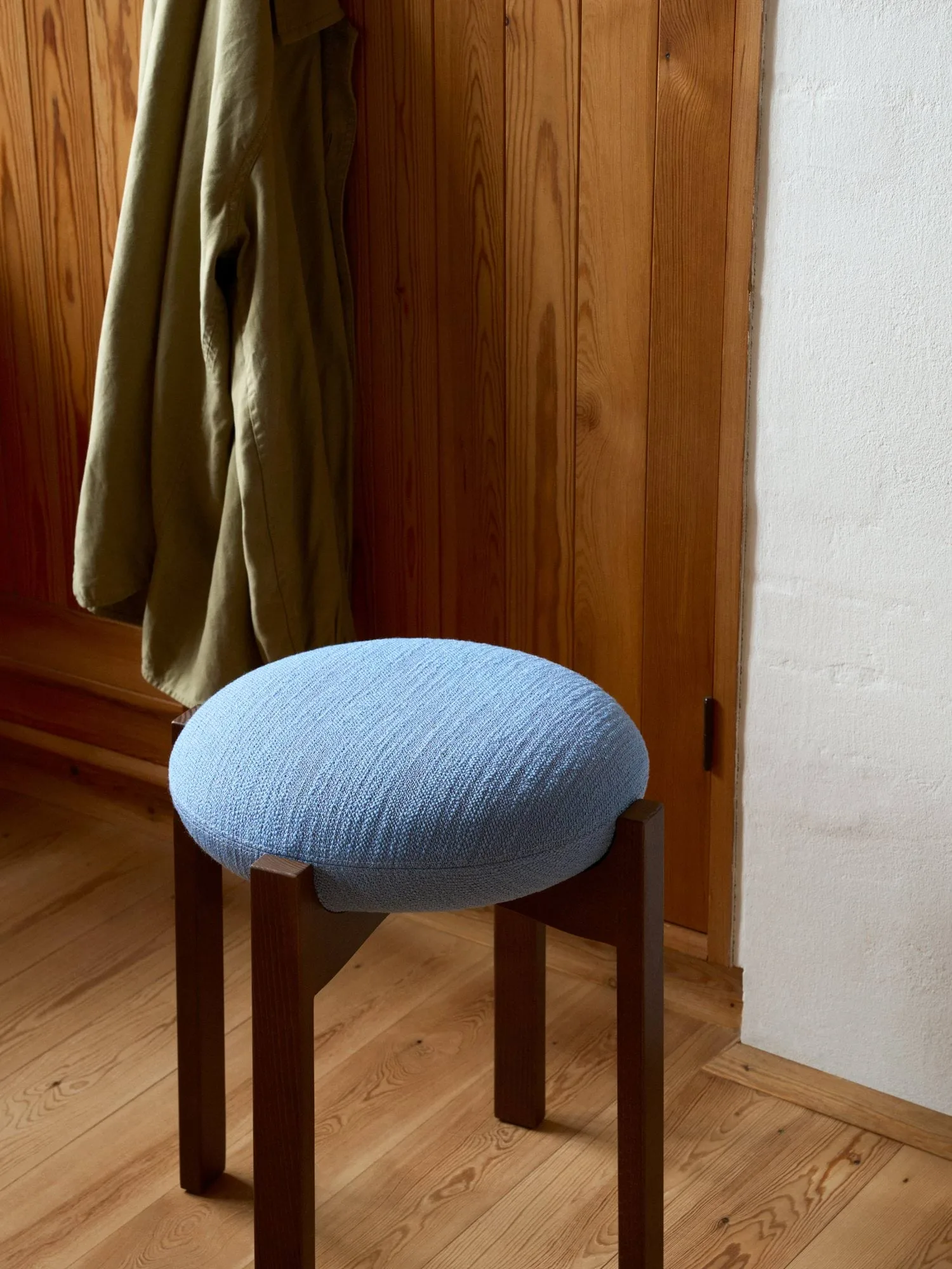 Pioneer low stool, Odino PV82 light blue-lacquered oak Fredericia Furniture