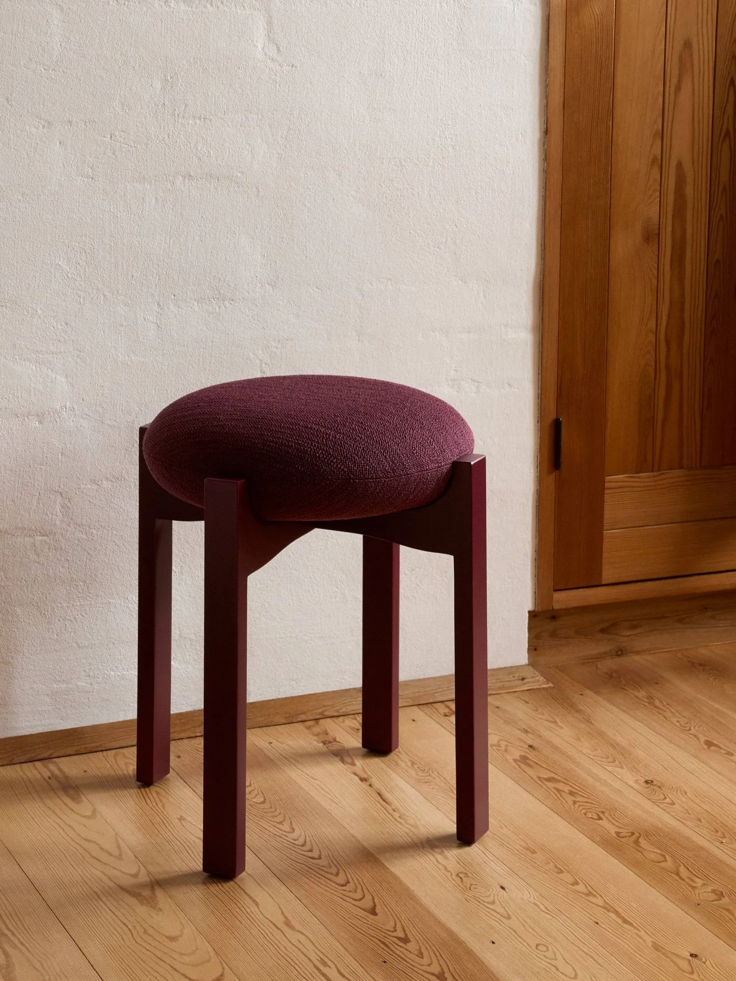 Pioneer low stool, Odino RC43 bordeaux-bordeaux beech Fredericia Furniture