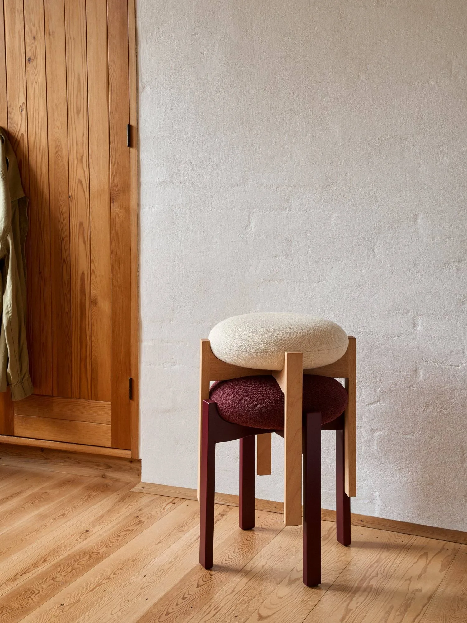 Pioneer low stool, Odino RC43 bordeaux-bordeaux beech Fredericia Furniture