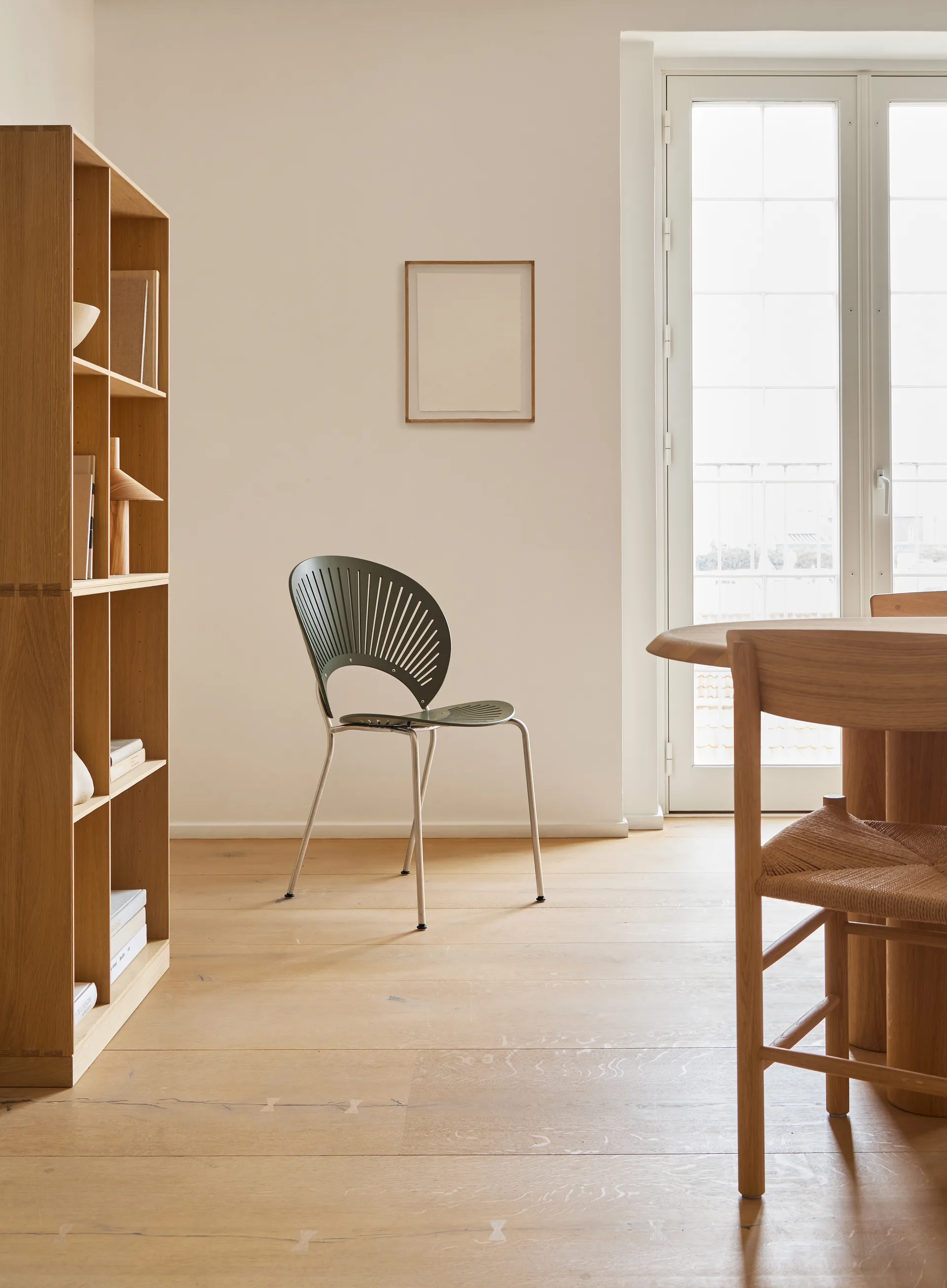 Trinidad 3398 chair, Khaki green-chrome Fredericia Furniture