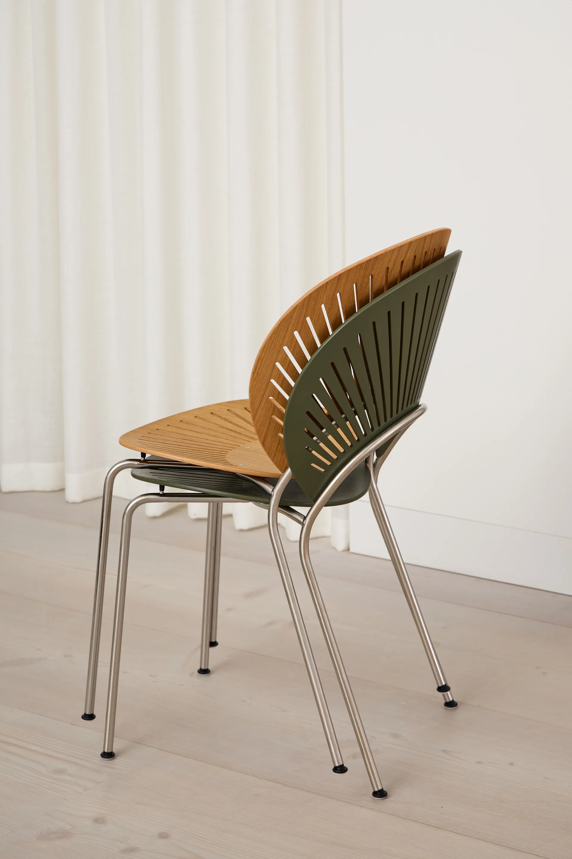 Trinidad 3398 chair, Khaki green-chrome Fredericia Furniture