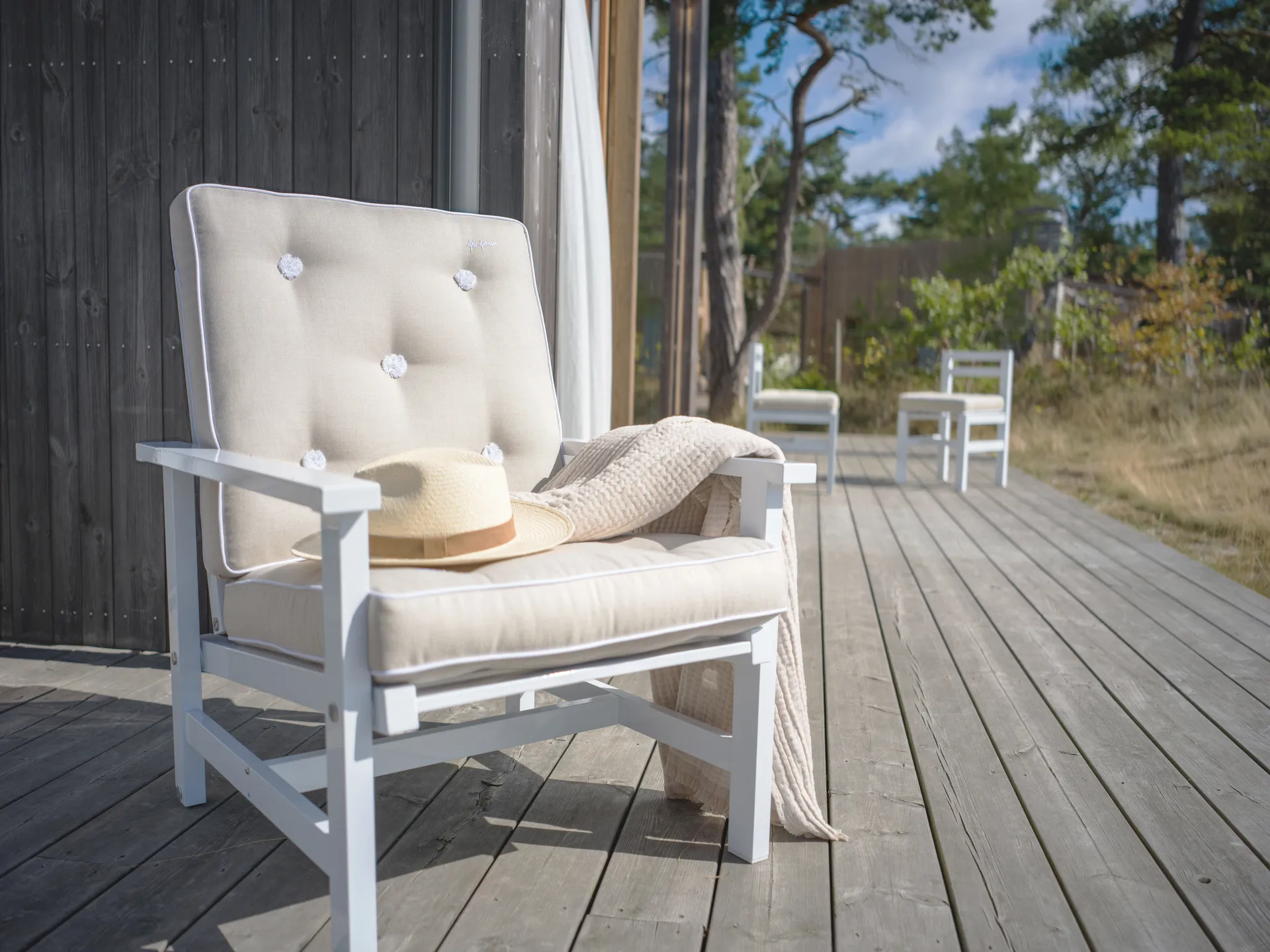 05 armchair, White Fri Form