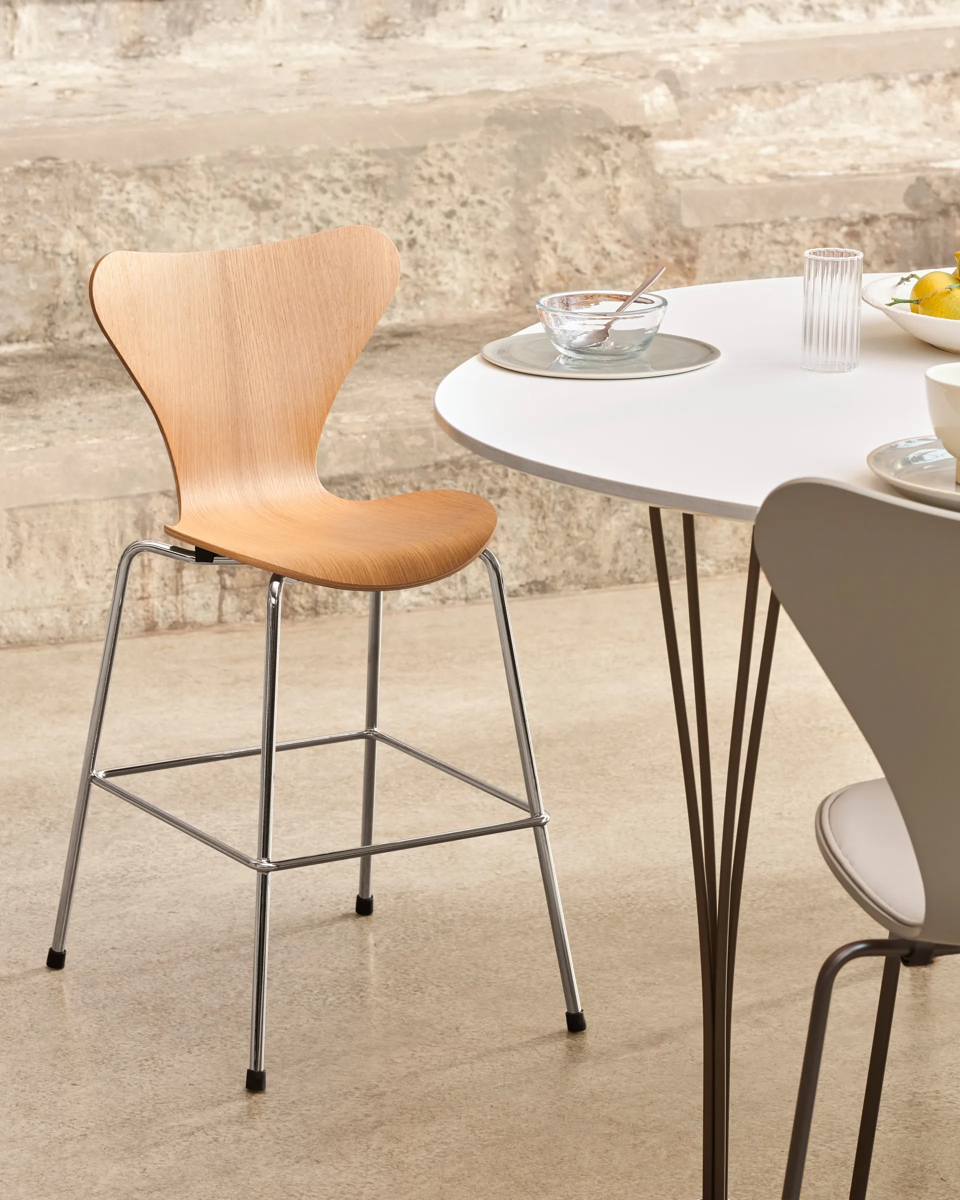 3177 Series 7 Junior chair chrome, Lacquered oak veneer Fritz Hansen