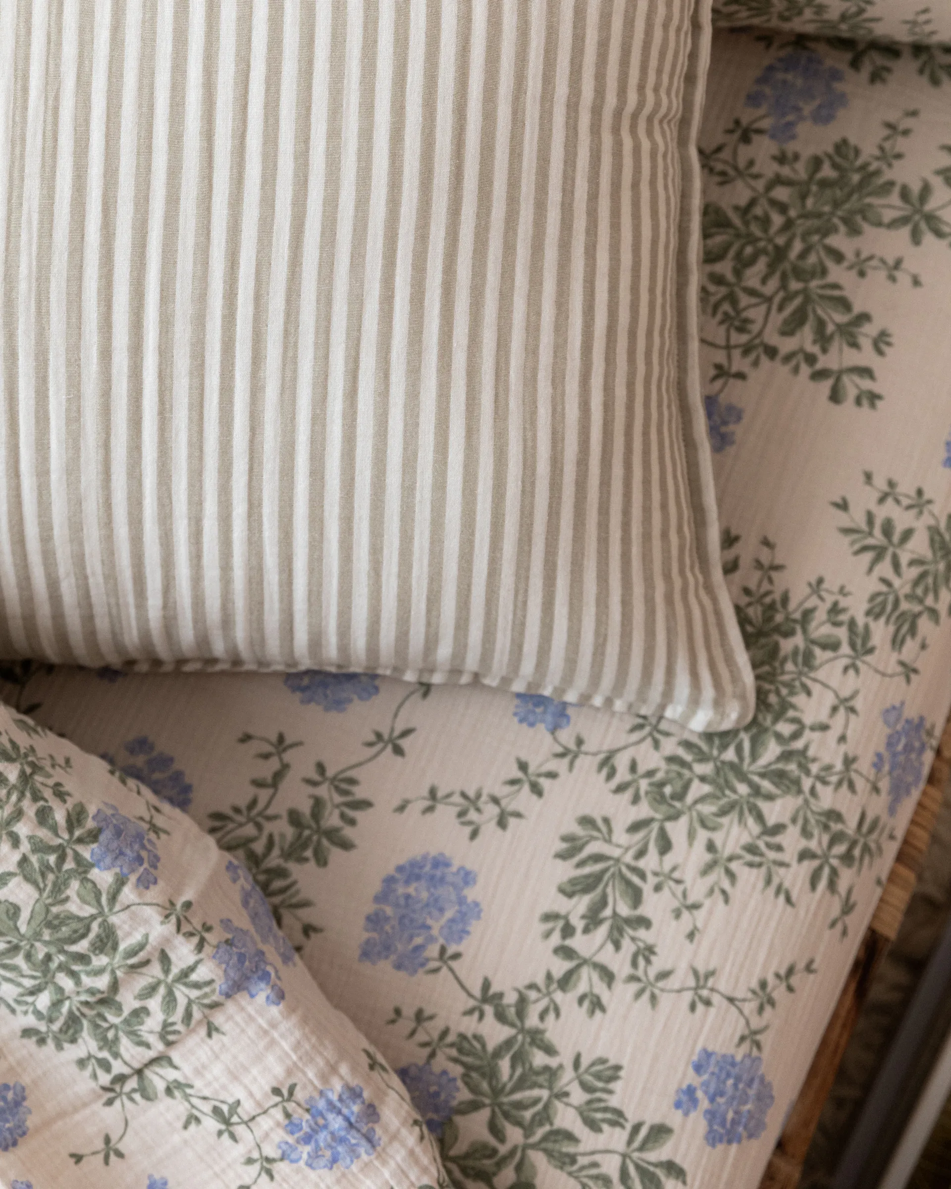 Plumbago Muslin fitted sheet, 160x200x30 cm Garbo&Friends