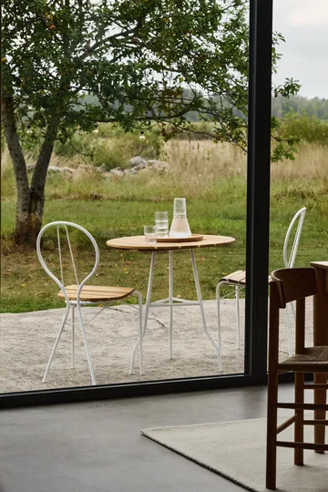 Pia table Ø70 cm - White lacquered steel frame-oiled oak - Gärsnäs