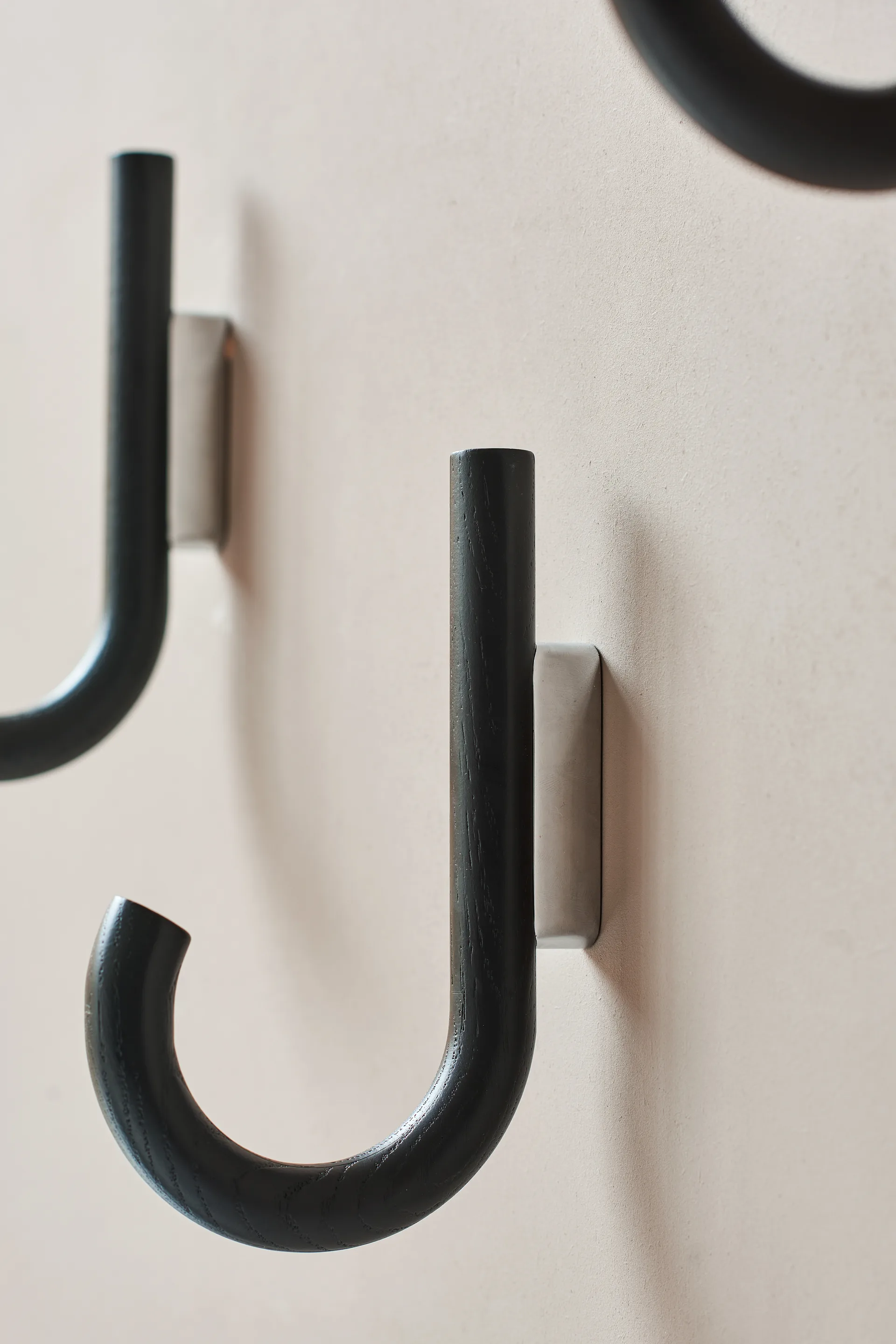 Hook hook 19 cm, Black stained oak-chrome Gejst